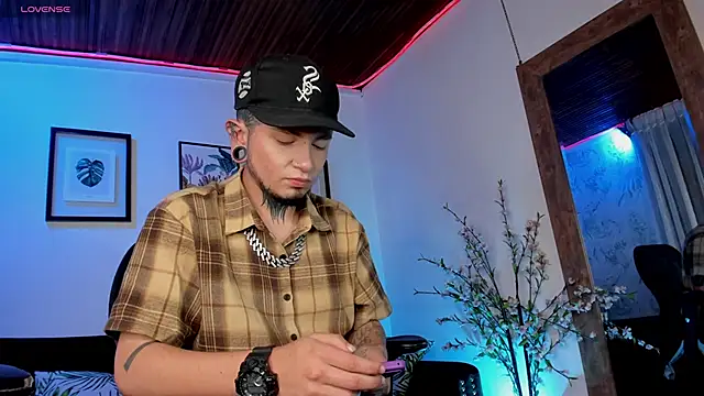 Snapshot of tyler_jones_ chatting on September 27, 5:36 am tyler jones online show from September 27, 5:36 am