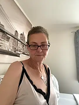 Curvy-Jinx online show from October 19, 1:35 pm