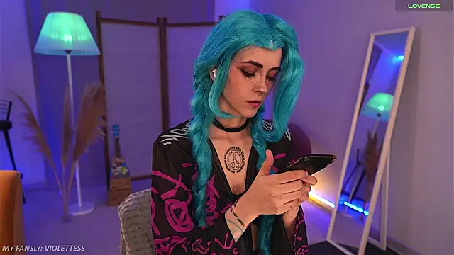 violetesa online show from November 6, 12:00 pm