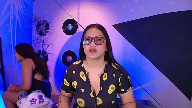 Lilith and Khloe online show from November 18, 11:33 am