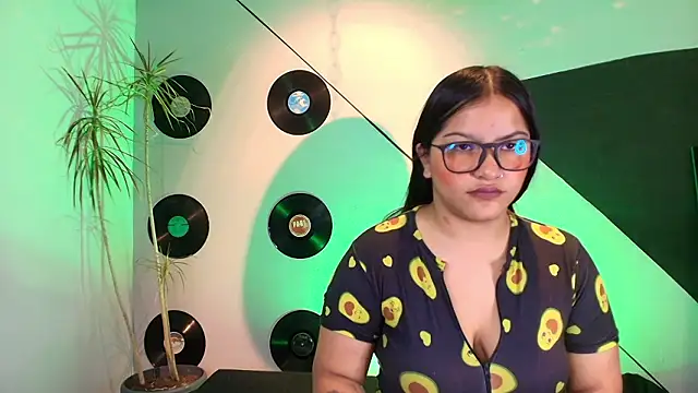 Lilith and Khloe online show from February 24, 11:31 am