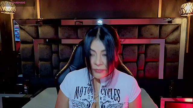 Aniajoness  online show from November 6, 3:45 am