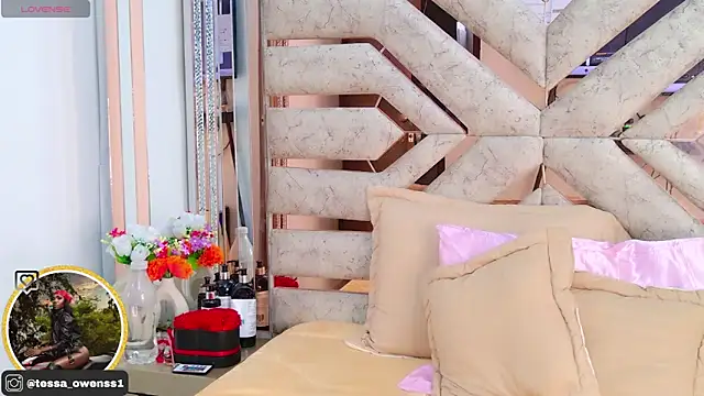 Tessa Owenss online show from March 18, 10:15 pm