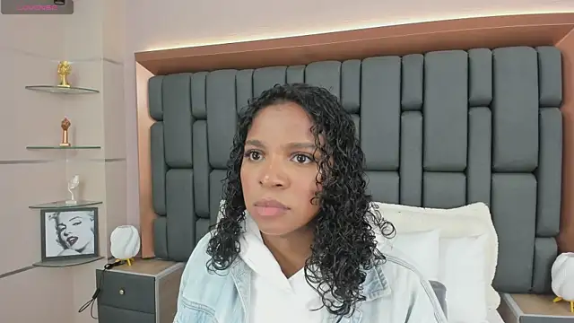 Snapshot of LisaMendez chatting on October 19, 4:14 am LisaMendez online show from October 19, 4:14 am