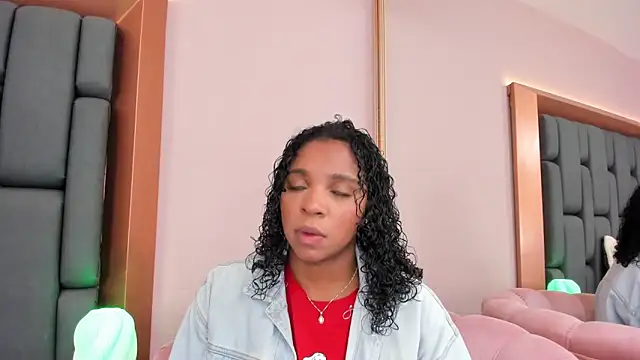 Snapshot of LisaMendez chatting on October 15, 3:53 am LisaMendez online show from October 15, 3:53 am