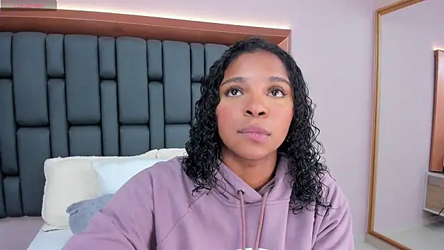 Snapshot of LisaMendez chatting on October 18, 2:03 am LisaMendez online show from October 18, 2:03 am