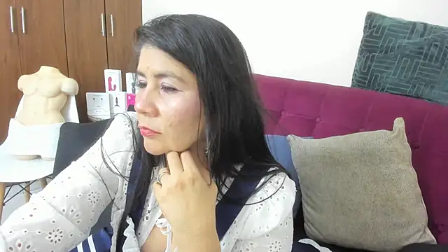 kiraGeiner online show from December 1, 2:48 am