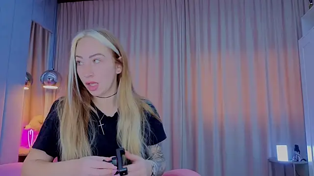 Reina Cummings online show from November 12, 7:06 am