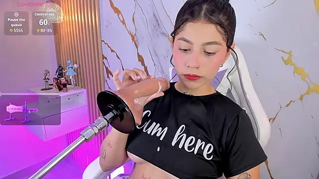 alissaowens  online show from November 11, 5:10 pm