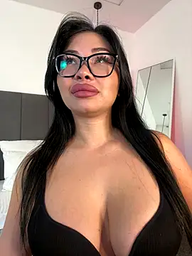 Snapshot of Mia_stepMOM chatting on October 6, 7:36 am Mia stepMOM online show from October 6, 7:36 am