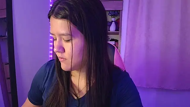 Oliviawatson1 online show from July 23, 11:40 am