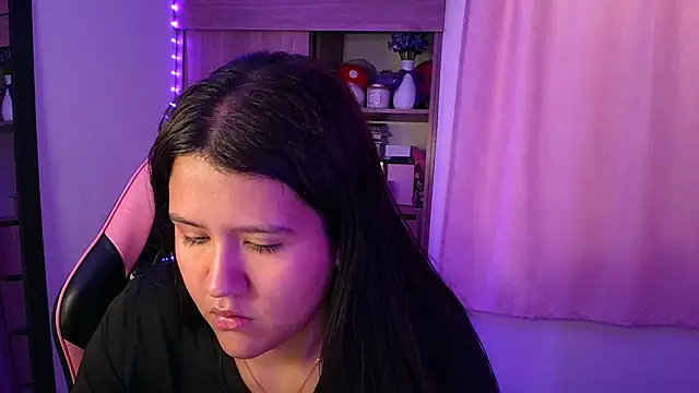 Oliviawatson1 online show from July 27, 1:41 pm