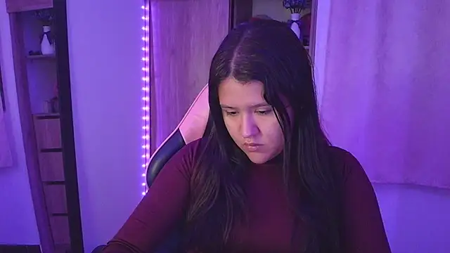 Oliviawatson1 online show from July 7, 11:03 am