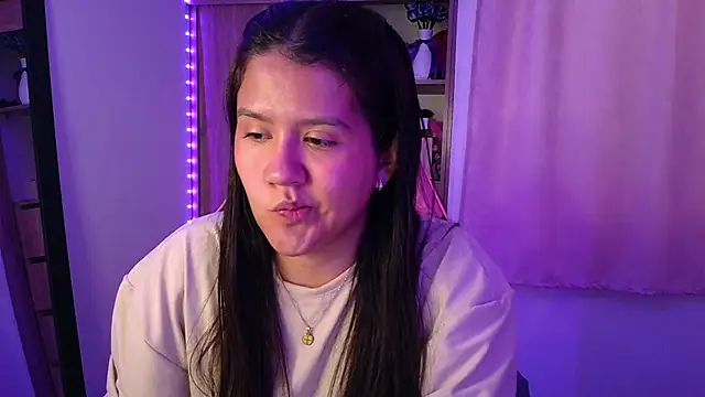 Oliviawatson1 online show from July 18, 12:29 pm