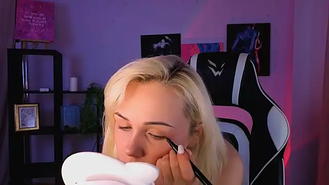 Charlotte Colinss online show from June 14, 4:13 am