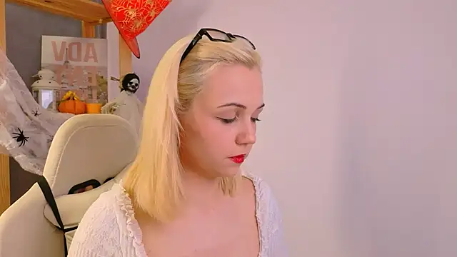 Snapshot of Charlotte_Colinss chatting on October 21, 5:22 am Charlotte Colinss online show from October 21, 5:22 am