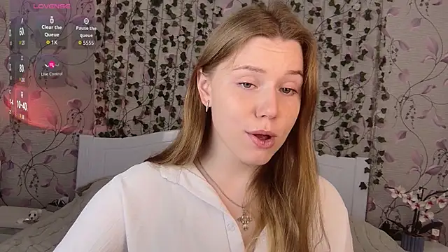 Snapshot of _influensii_ chatting on October 10, 5:34 am influensii online show from October 10, 5:34 am