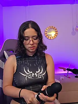 Mia wee online show from February 19, 7:13 pm