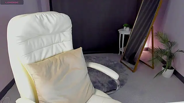 cute luucy online show from February 18, 3:49 am