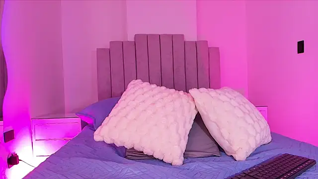 valecastro  online show from November 29, 8:02 pm