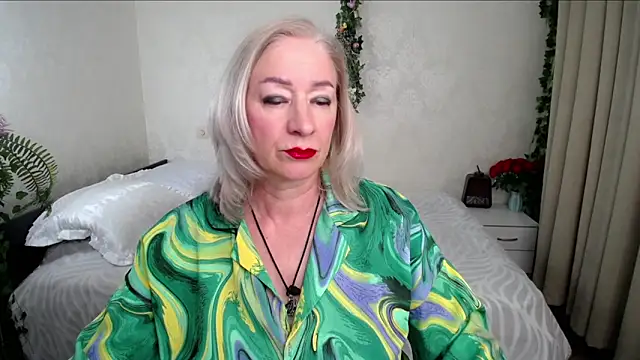 hunters woman online show from June 8, 3:46 pm