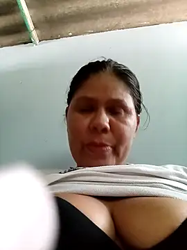 Snapshot of hotmom33 chatting on September 25, 7:23 pm hotmom33 online show from September 25, 7:23 pm