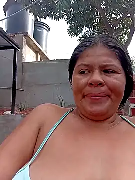 Snapshot of hotmom33 chatting on October 1, 12:21 pm hotmom33 online show from October 1, 12:21 pm