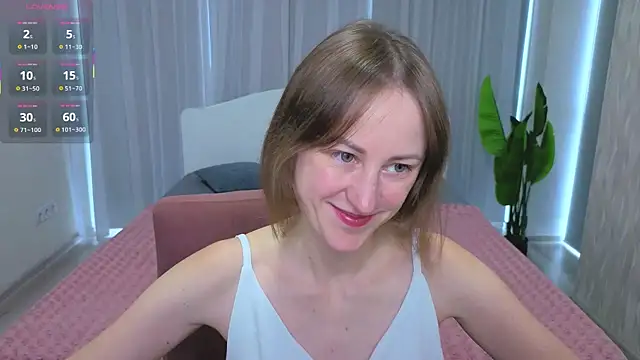 Snapshot of LuluChiiii chatting on October 4, 9:37 am LuluChiiii online show from October 4, 9:37 am