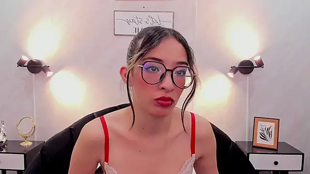 Emilia Bons online show from November 11, 2:14 pm
