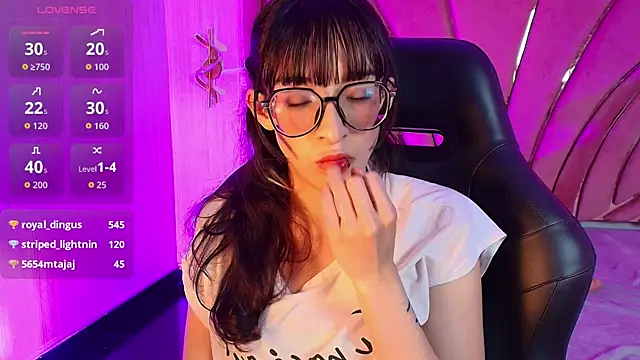 Emilia Bons online show from March 10, 6:56 pm