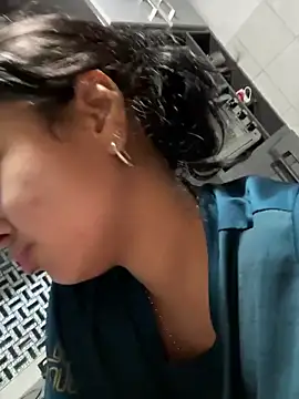 lynn9000 online show from November 19, 5:40 am