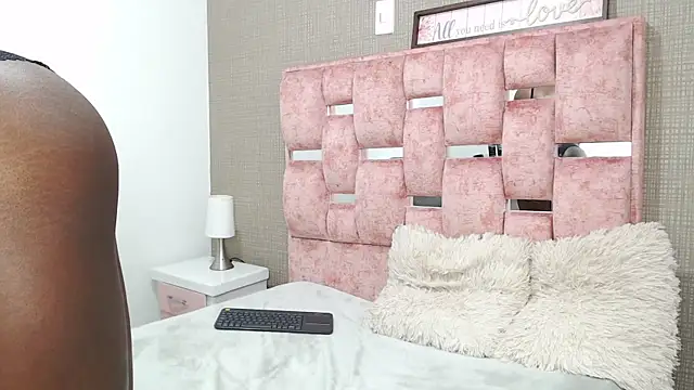 NahomyHawk online show from November 18, 12:06 pm