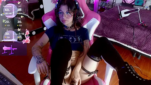 Snapshot of larah_uwu chatting on September 25, 8:28 pm larah uwu online show from September 25, 8:28 pm