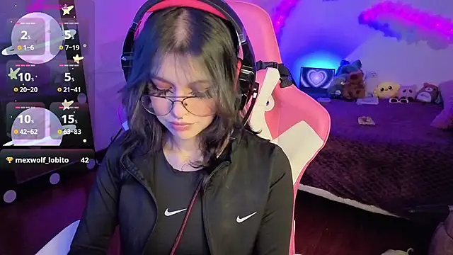 larah uwu online show from November 24, 7:49 pm