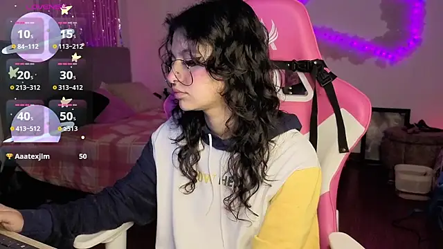 larah uwu online show from April 28, 6:23 pm