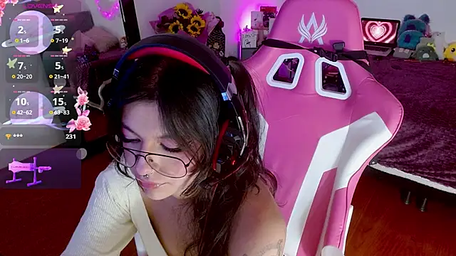 Snapshot of larah_uwu chatting on September 30, 11:42 pm larah uwu online show from September 30, 11:42 pm