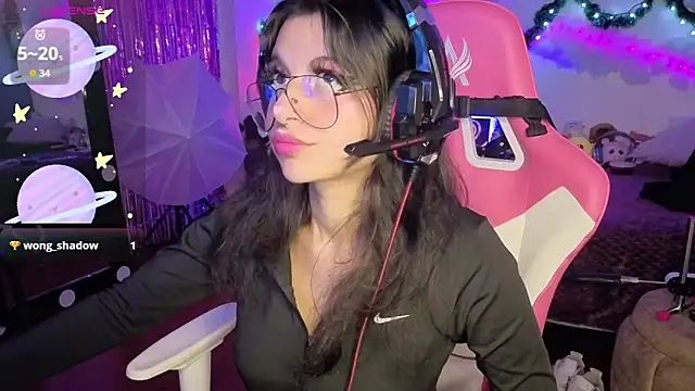 larah uwu online show from January 7, 8:12 pm