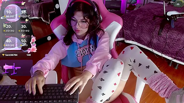 Snapshot of larah_uwu chatting on September 27, 8:49 pm larah uwu online show from September 27, 8:49 pm
