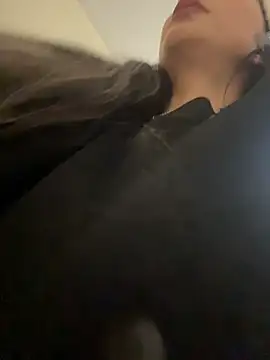 Ninabigtitied online show from November 22, 5:15 pm