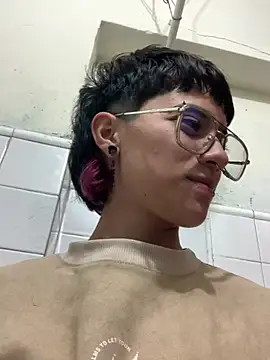 katalinathxandbritney1 online show from February 26, 10:09 pm