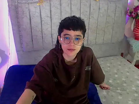 katalinathxandbritney1 online show from February 6, 7:23 am