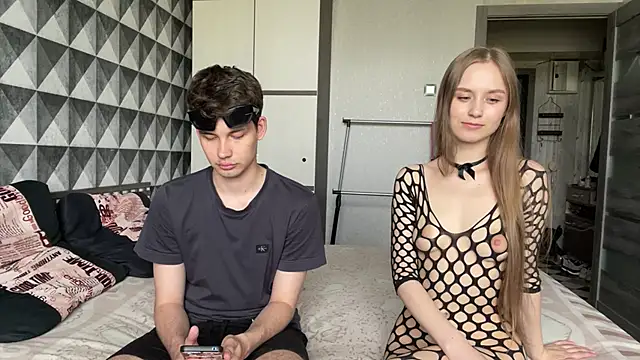 merycouple online show from May 18, 5:46 am