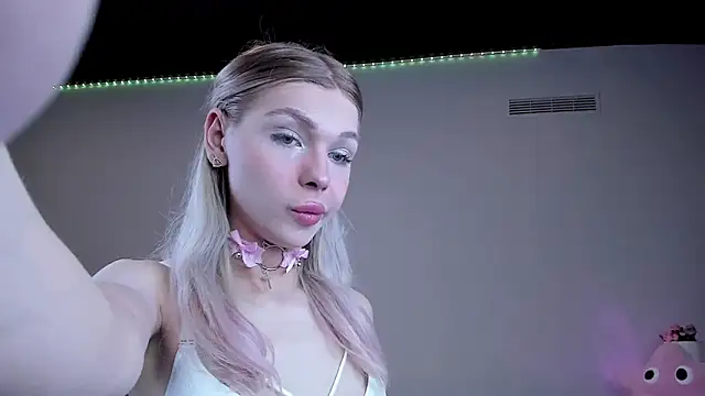 Blondy Fina online show from March 17, 12:31 pm