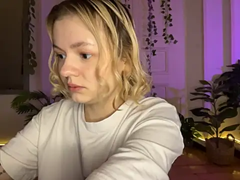 MoonIvy  online show from August 6, 8:27 pm