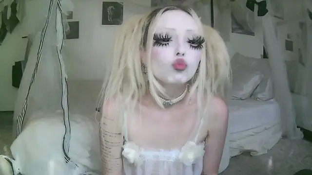 bl0odsyring3 online show from April 20, 7:28 pm