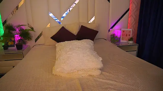 ArrinaWairr online show from November 14, 9:20 am