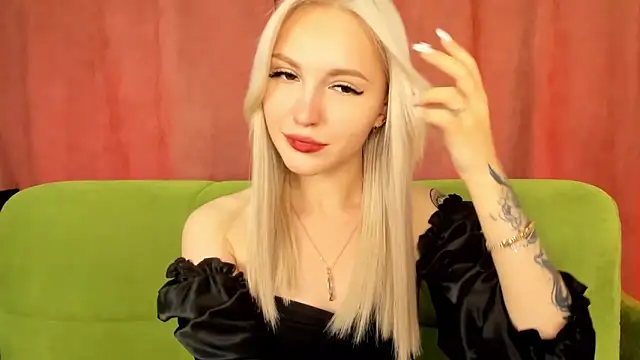Snapshot of LisaFoxyMe chatting on October 13, 8:17 am LisaFoxyMe online show from October 13, 8:17 am