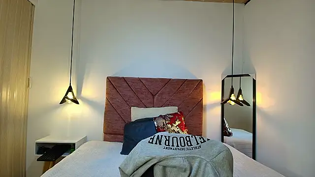 Hanna Lee   online show from February 24, 8:07 pm