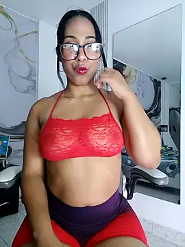 Snapshot of Elowen_Clark chatting on October 1, 7:52 pm Elowen Clark online show from October 1, 7:52 pm