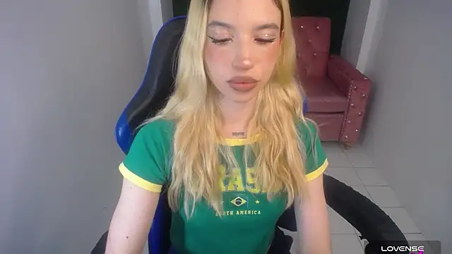 Snapshot of Alina_Lee_t chatting on September 20, 3:05 am Alina Lee t online show from September 20, 3:05 am